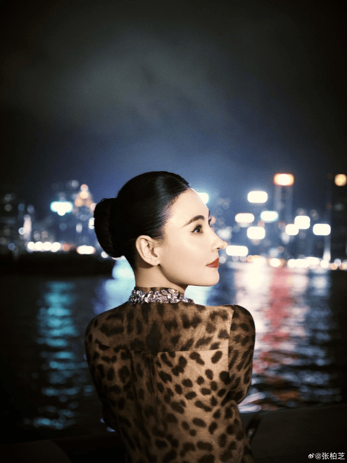 张柏芝身穿豹纹装<strong></p>
<p>玛卡虚拟币</strong>，时隔26年再现我养你名场面！烈焰红唇太抢镜