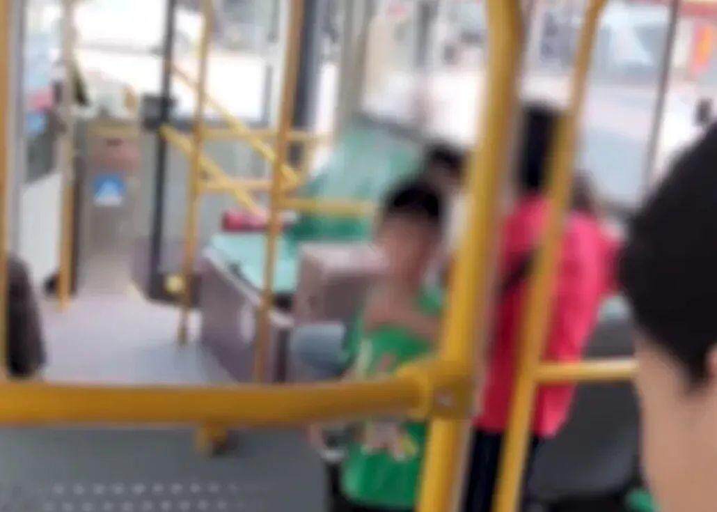 广东一老人带着小孩刷老年卡乘车<strong></p>
<p>玛卡虚拟币</strong>，被司机要求站着？公交公司道歉！