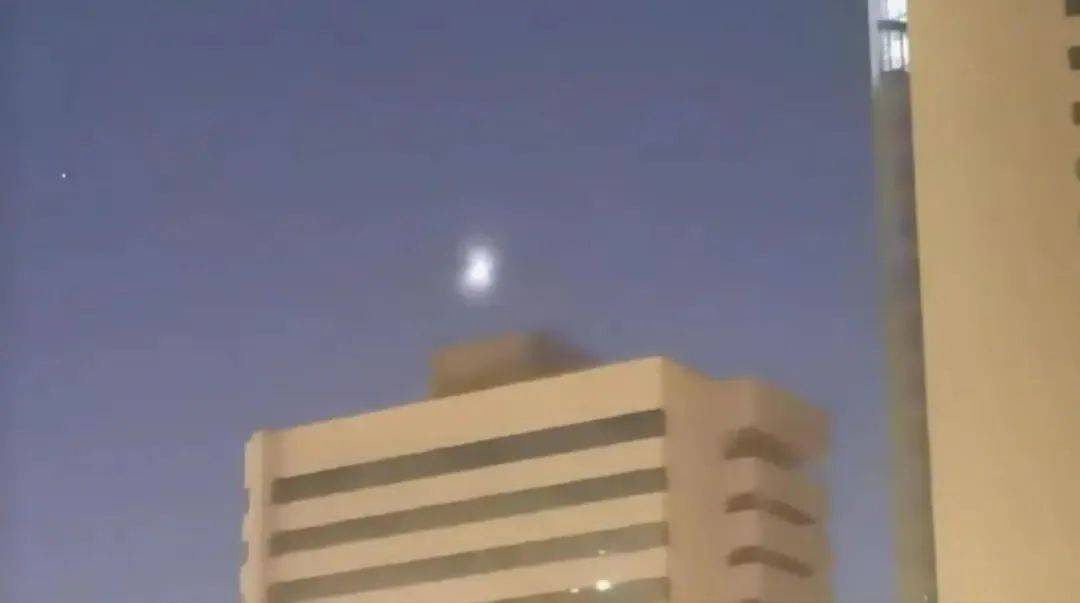 新疆夜空不明飞行物是什么<strong></p>
<p>虚拟币版通</strong>？揭秘来了