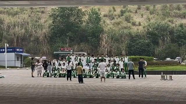 四川初三男生病重<strong></p>
<p>虚拟币版通</strong>，全班同学带板凳赶到医院，拍下特殊的毕业照