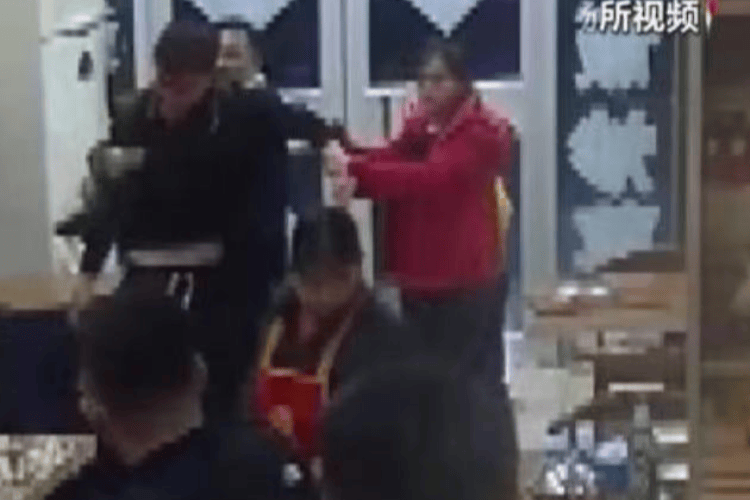 被打后还手是不是互殴<strong></p>
<p>油塔虚拟币</strong>？“小案”也适用正当防卫