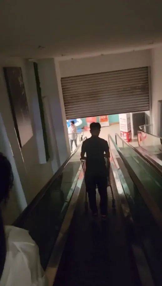 江苏苏州一大润发店员着急下班<strong></p>
<p>祥天虚拟币</strong>，强制关闭载客中电梯！经理致歉：已警告处罚