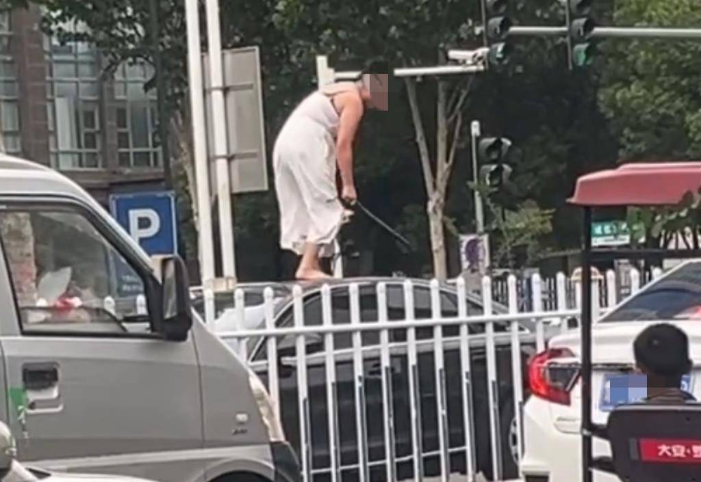女子持械当街打砸多辆轿车<strong></p>
<p>拉升虚拟币</strong>，被顶在挡风玻璃上前行，当地：女子当场被控制，警方介入调查