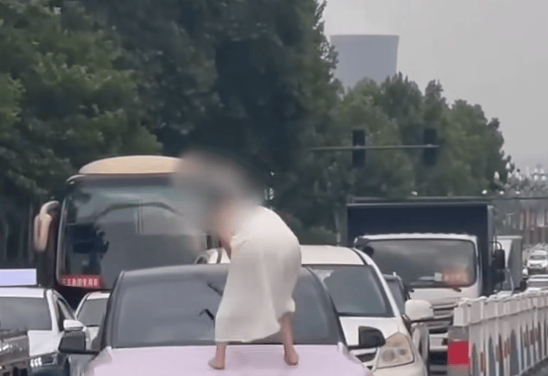 河南一女子路上持械打砸多辆车<strong></p>
<p>拉升虚拟币</strong>，最新回应：已被警方控制