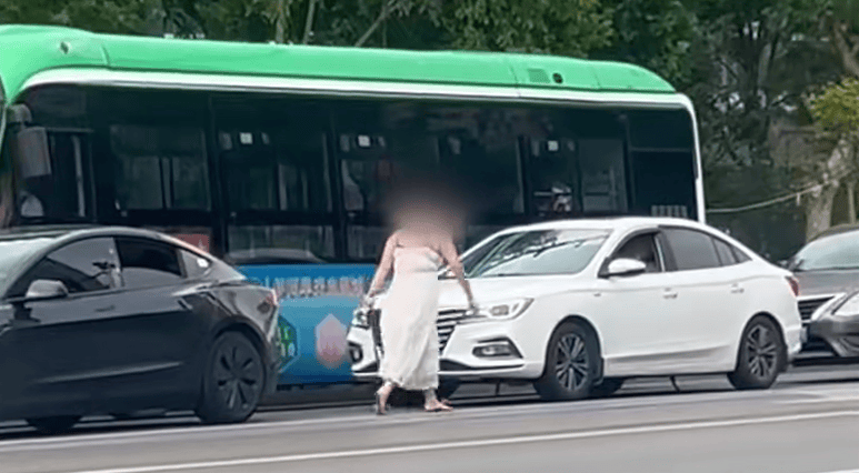 河南一女子路上持械打砸多辆车<strong></p>
<p>拉升虚拟币</strong>，最新回应：已被警方控制