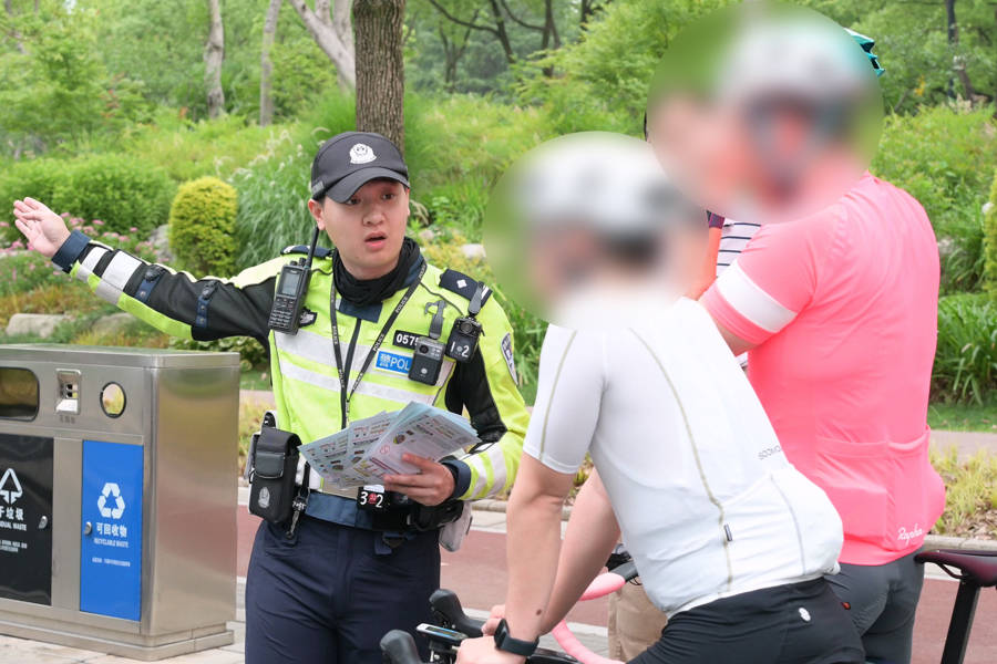 对“暴骑团”出手<strong></p>
<p>拉升虚拟币</strong>！浦东交警严查违法骑行：公路不是竞技场