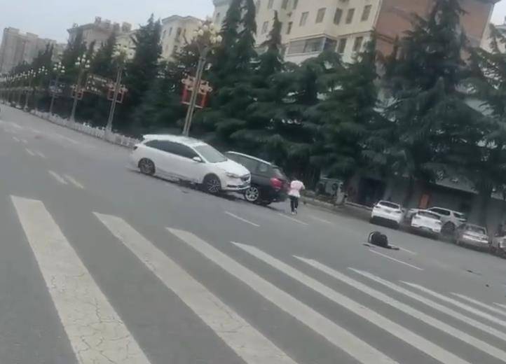 宝鸡一社区女书记当街开车追撵女子撞上电瓶车：两名女子被警方控制<strong></p>
<p>卡通虚拟币</strong>，两名伤者在医院治疗