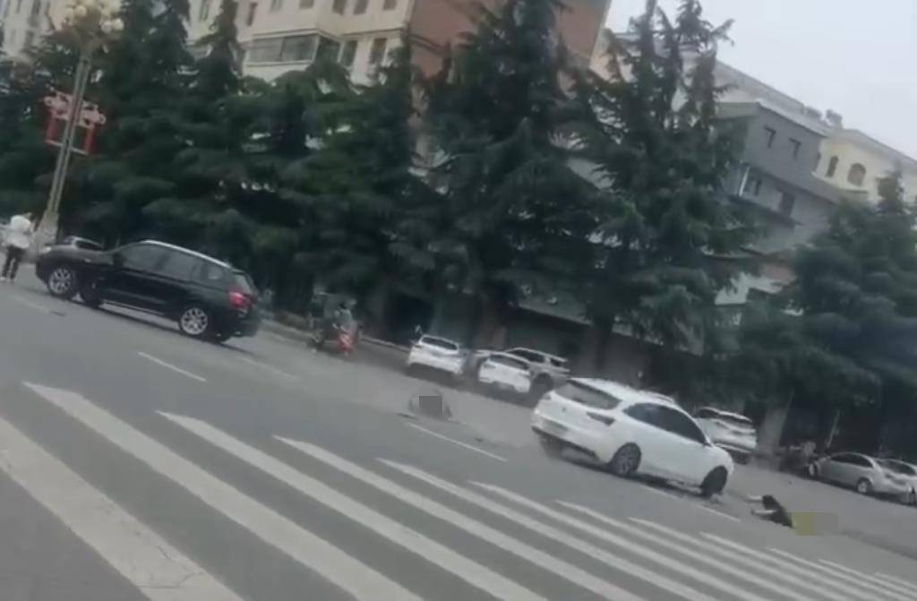 宝鸡一社区女书记当街开车追撵女子撞上电瓶车：两名女子被警方控制<strong></p>
<p>卡通虚拟币</strong>，两名伤者在医院治疗