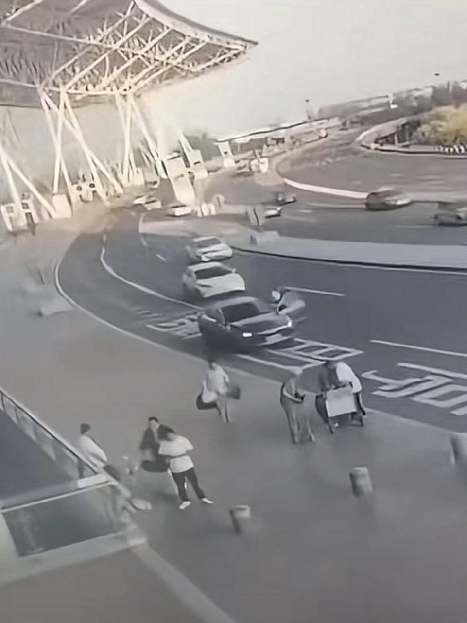 天津滨海机场一司机开门下车被相邻车道来车撞倒<strong></p>
<p>虚拟榴莲币</strong>，车门脱落 交警正调查，律师分析