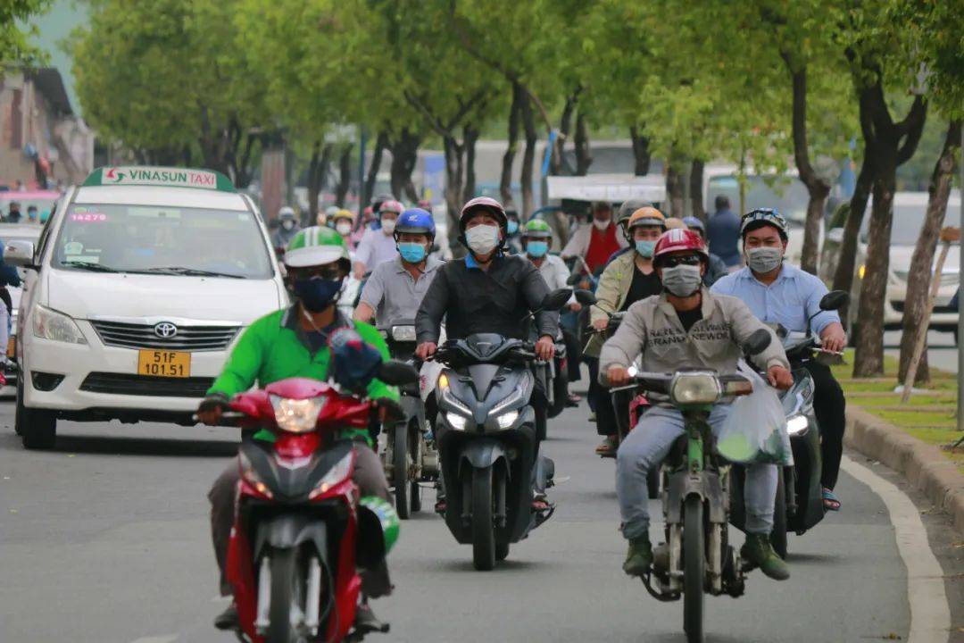 再有钱的北京白领<strong></p>
<p>虚拟币存量</strong>，也得穿“电驴套装”