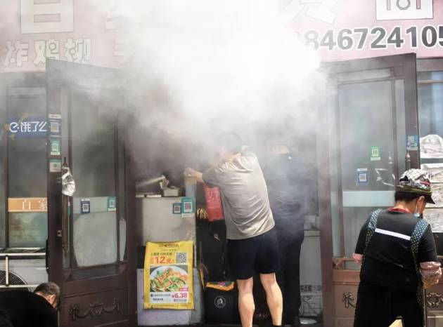 餐饮店突发火情<strong></p>
<p>虚拟币存量</strong>，民警果断破开门冲进火场
