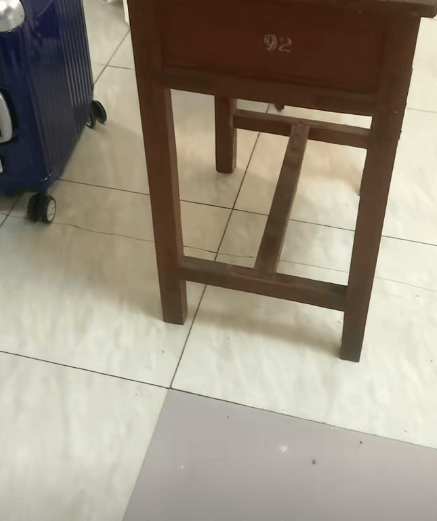 江苏一男子租房陪读<strong></p>
<p>盗币虚拟币</strong>，看到老课桌上几个数字惊了！竟是自己33年前的“伙伴”