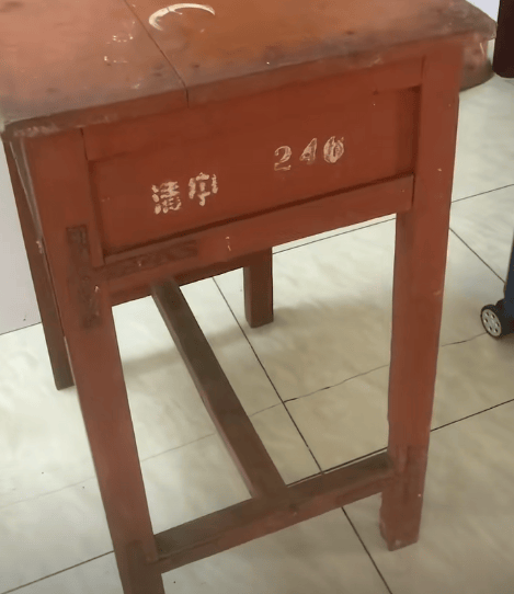 江苏一男子租房陪读<strong></p>
<p>盗币虚拟币</strong>，看到老课桌上几个数字惊了！竟是自己33年前的“伙伴”
