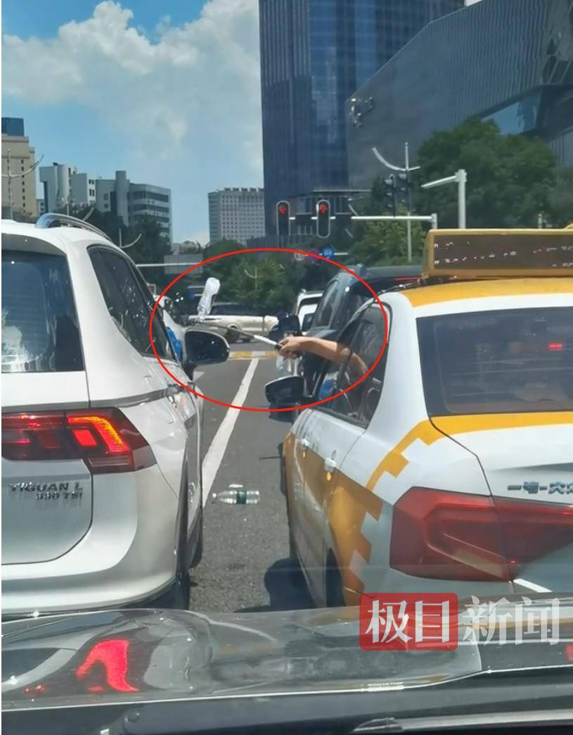 汉口街头发生不和谐一幕：白色汽车有人向出租车泼水<strong></p>
<p>商家虚拟币</strong>，的哥挥舞甩棍击破白车玻璃……