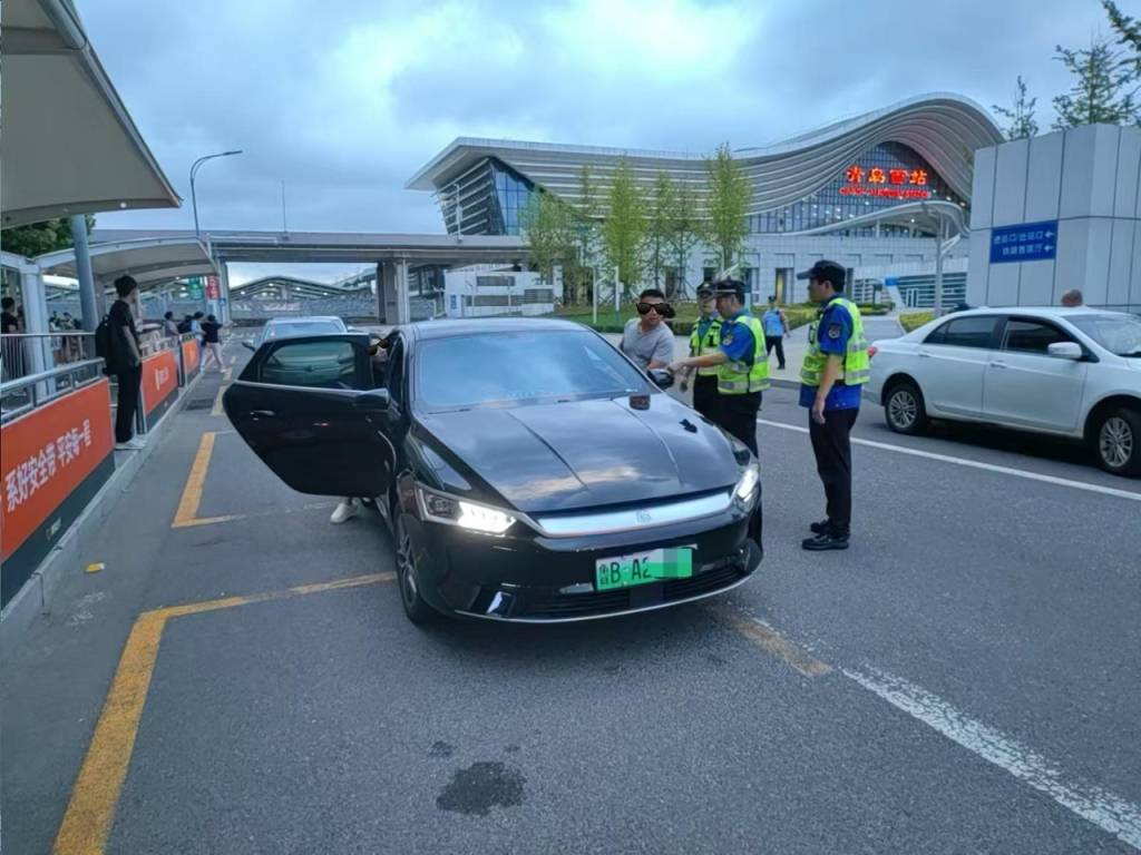 车不动计价器还在“跑”<strong></p>
<p>商家虚拟币</strong>，青岛一辆出租车安装“跑得快”被查处