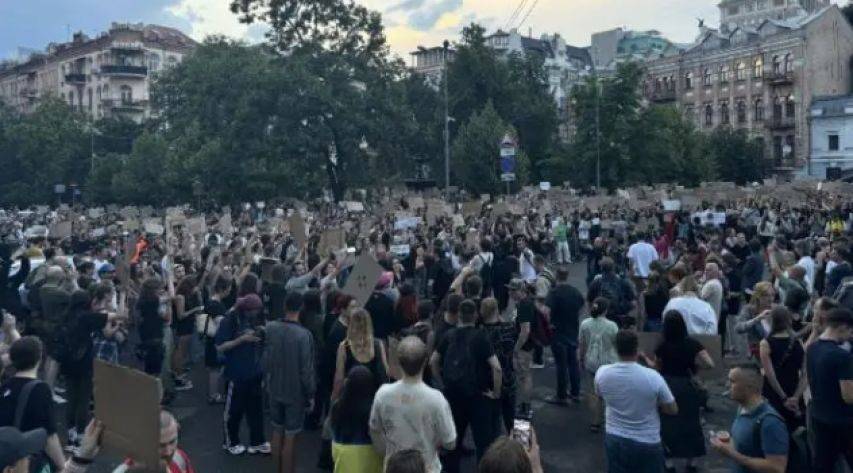 乌克兰爆发大规模抗议<strong></p>
<p>商家虚拟币</strong>，总统府被包围，泽连斯基或火速下台？继任者浮出水面