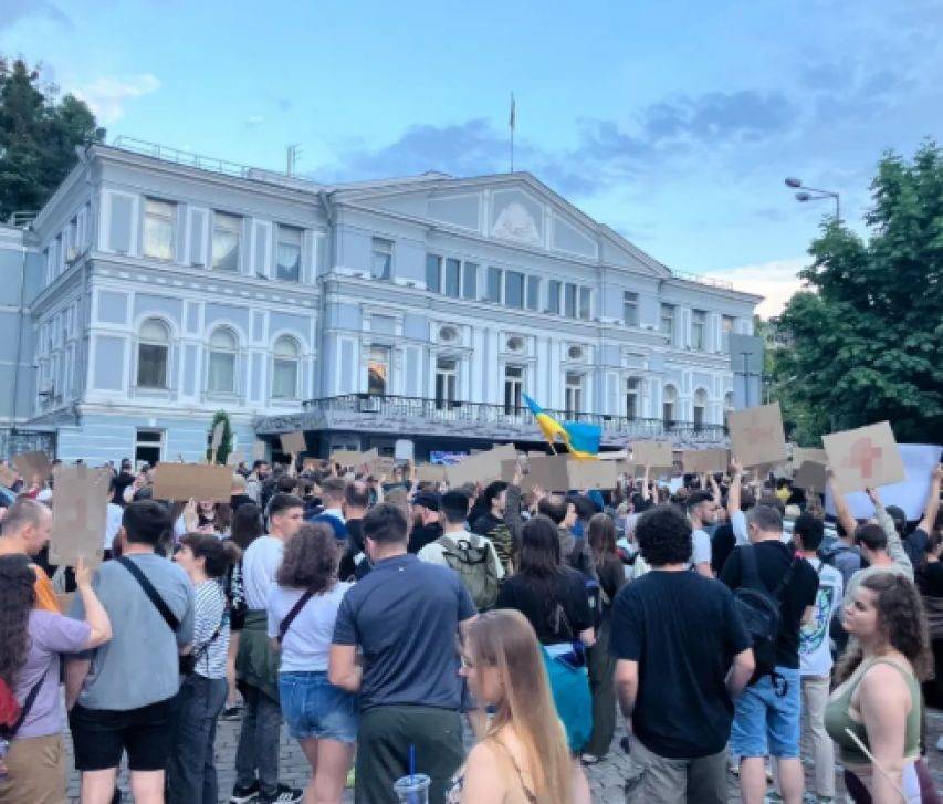 乌克兰爆发大规模抗议<strong></p>
<p>商家虚拟币</strong>，总统府被包围，泽连斯基或火速下台？继任者浮出水面