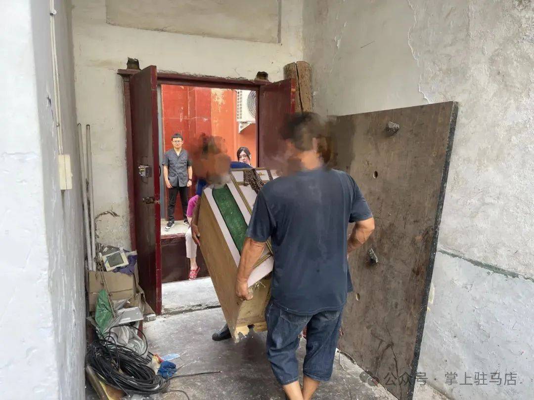 现场画面曝光！河南驻马店出动多名干警<strong></p>
<p>二道虚拟币</strong>，多人被带走！