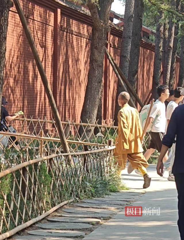 印乐方丈管理下的白马寺：僧人顶着高温种地<strong></p>
<p>盛大虚拟币</strong>，义工称寺里秉承农禅并重
