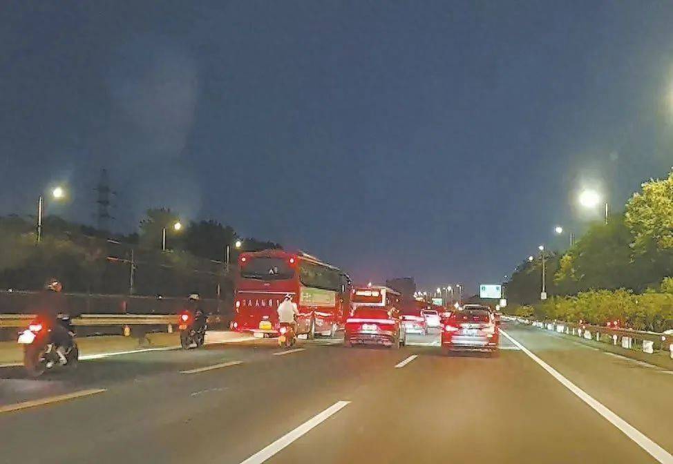 正在严查！京通快速路<strong></p>
<p>机刷虚拟币</strong>，半小时18辆摩托车违法行驶