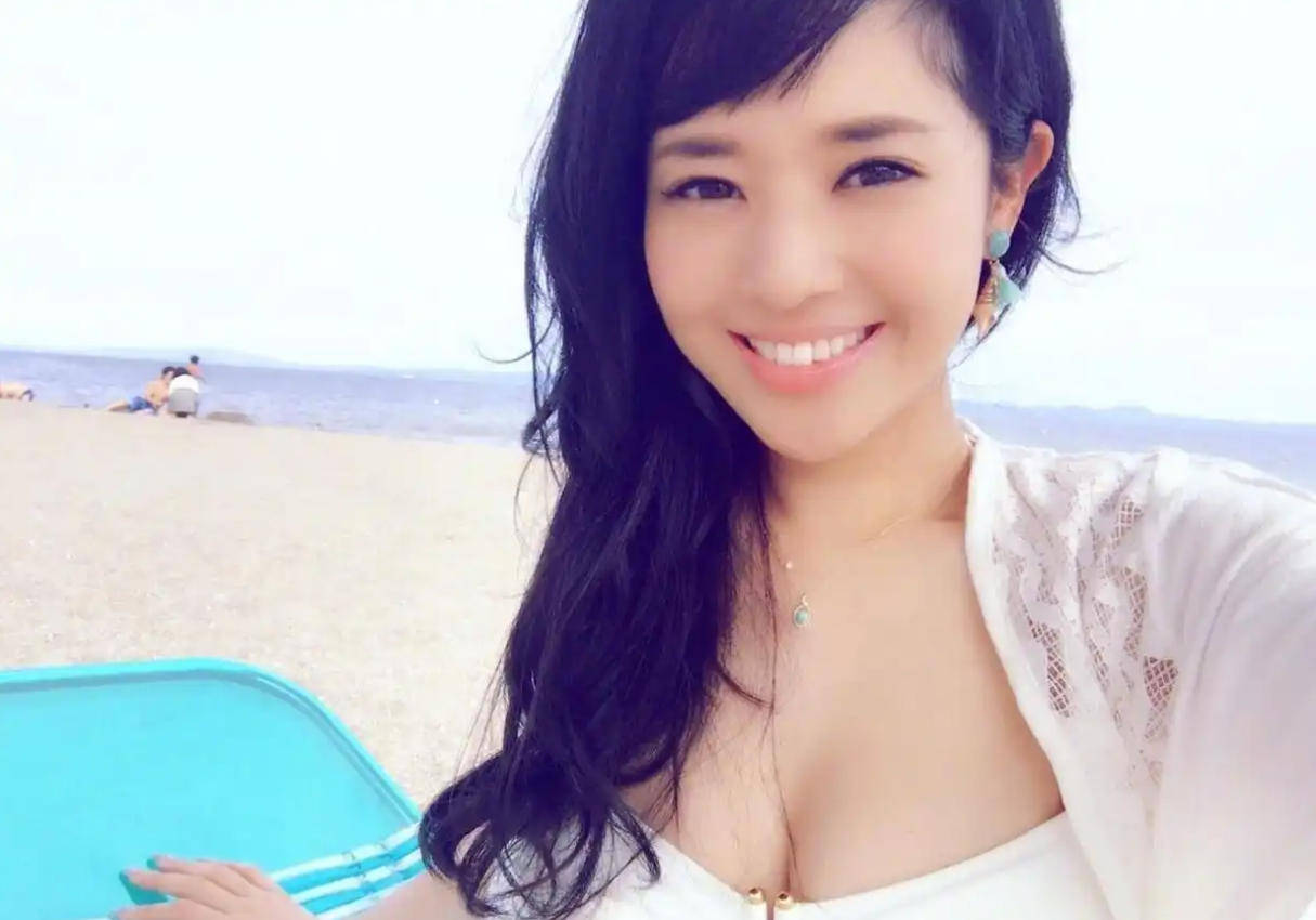 44岁苍井空惊艳亮相香港娱乐场所开幕式<strong></p>
<p>比特币换虚拟货币</strong>，超深V礼服尽显魅力