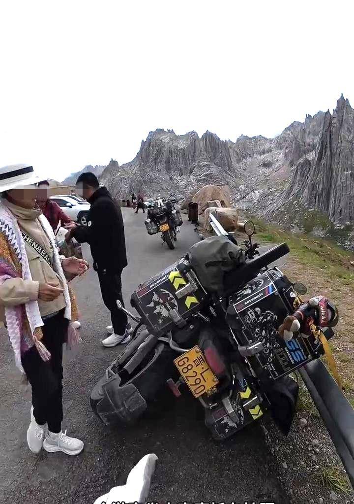 大妈私坐价值20万摩托拍照却将车弄翻<strong></p>
<p>比特币换虚拟货币</strong>，赔1000元后拉黑车主，4S店：修好约需2万元