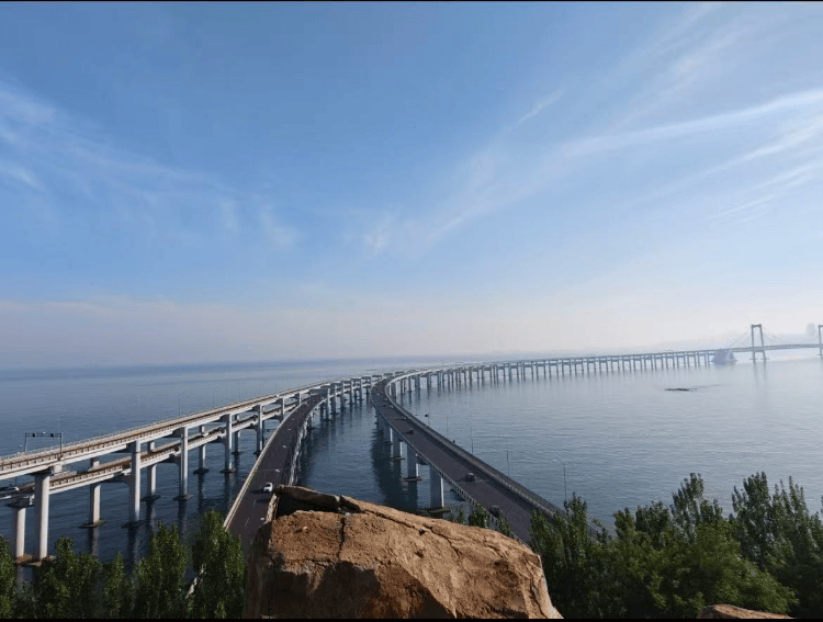 大连一跨海大桥观景台有游客翻栏杆踩空心造景石拍照<strong></p>
<p>比特币换虚拟货币</strong>，当地回应