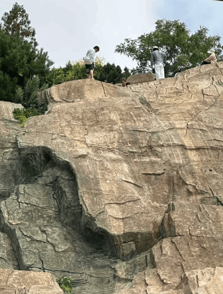 大连一跨海大桥观景台有游客翻栏杆踩空心造景石拍照<strong></p>
<p>比特币换虚拟货币</strong>，当地回应