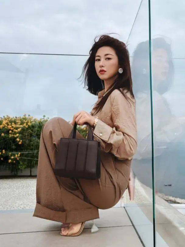 质感女人怎么都在穿这个颜色<strong></p>
<p>比特币换虚拟货币</strong>？