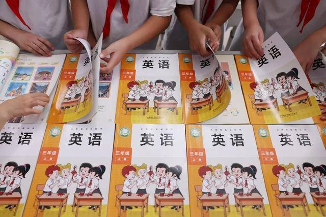 新版英语教材“难出圈”<strong></p>
<p>虚拟币扫码</strong>？三大出版社回应