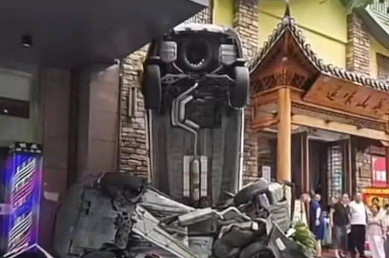 车辆失控驶入路边停车位致1死2伤<strong></p>
<p>DW虚拟币</strong>，警方通报