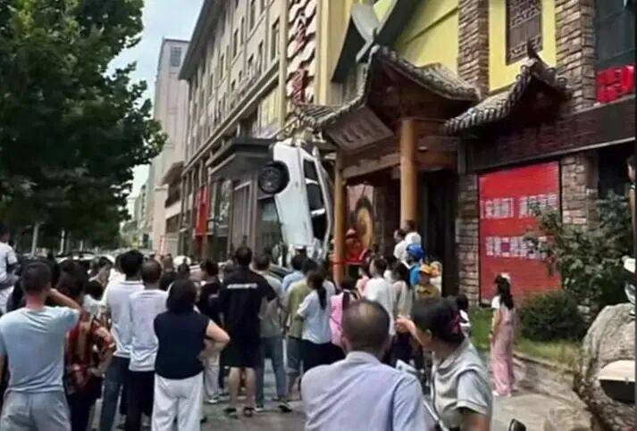 车辆失控驶入路边停车位致1死2伤<strong></p>
<p>DW虚拟币</strong>，警方通报