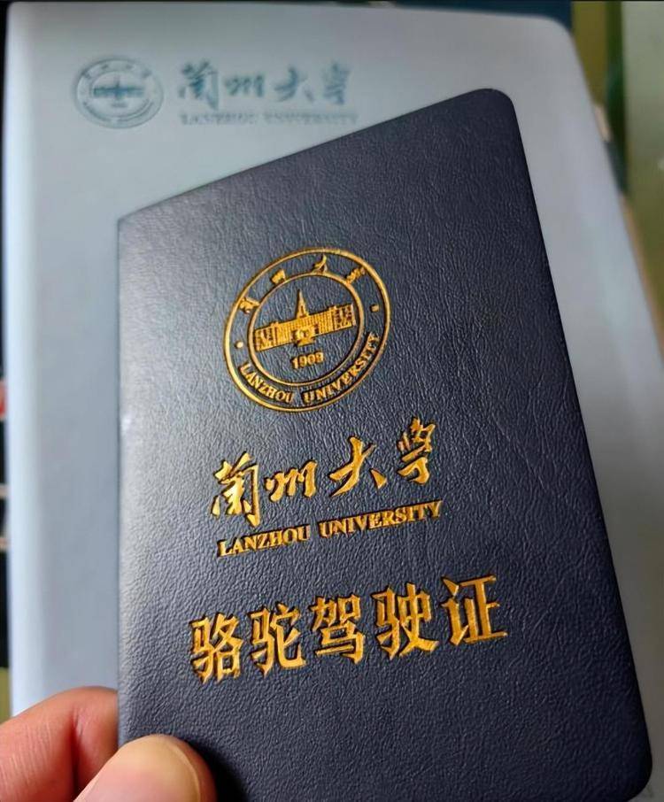 一人一驼<strong></p>
<p>会员虚拟币</strong>，骆驼尾气排放超标要扣分？兰大回应学生持证骑骆驼上学：骆驼驾驶证为学校文创，非官方证件