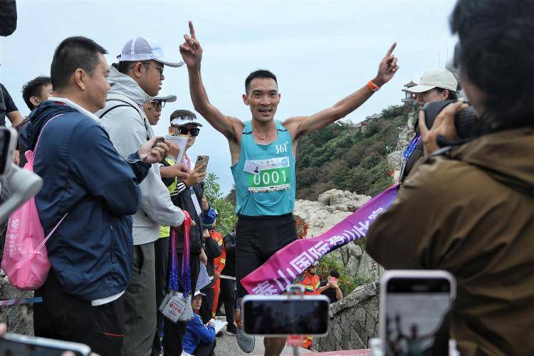 “你登上山顶<strong></p>
<p>转错虚拟币</strong>，我还没到售票处”，泰山国际登山赛一男子59分52秒夺冠，18年前他创下的56分22秒纪录至今无人打破