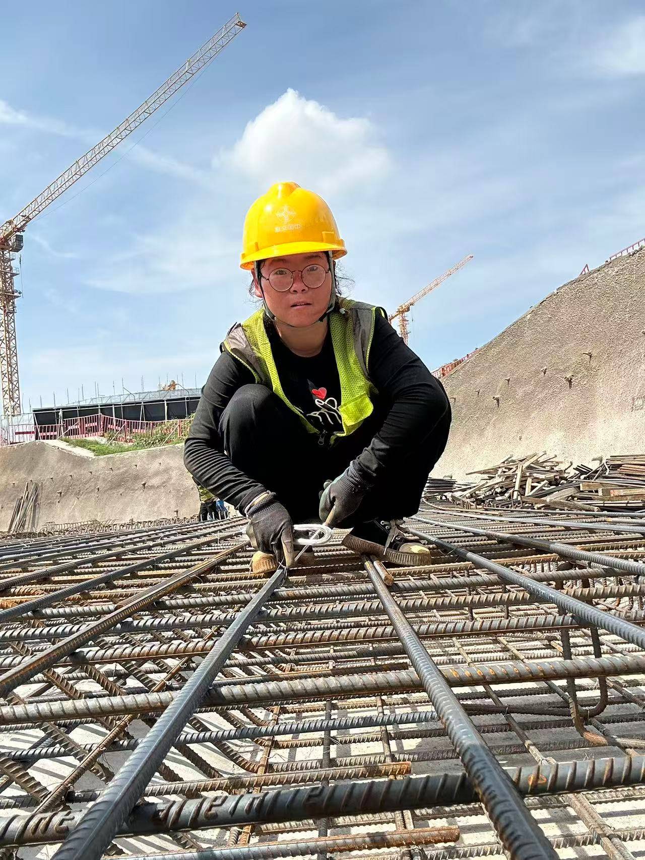 00后女孩工地绑钢筋5年成家里经济支柱：汗水流进眼睛特别疼<strong></p>
<p>币泰虚拟币</strong>，工友让我干轻松的活