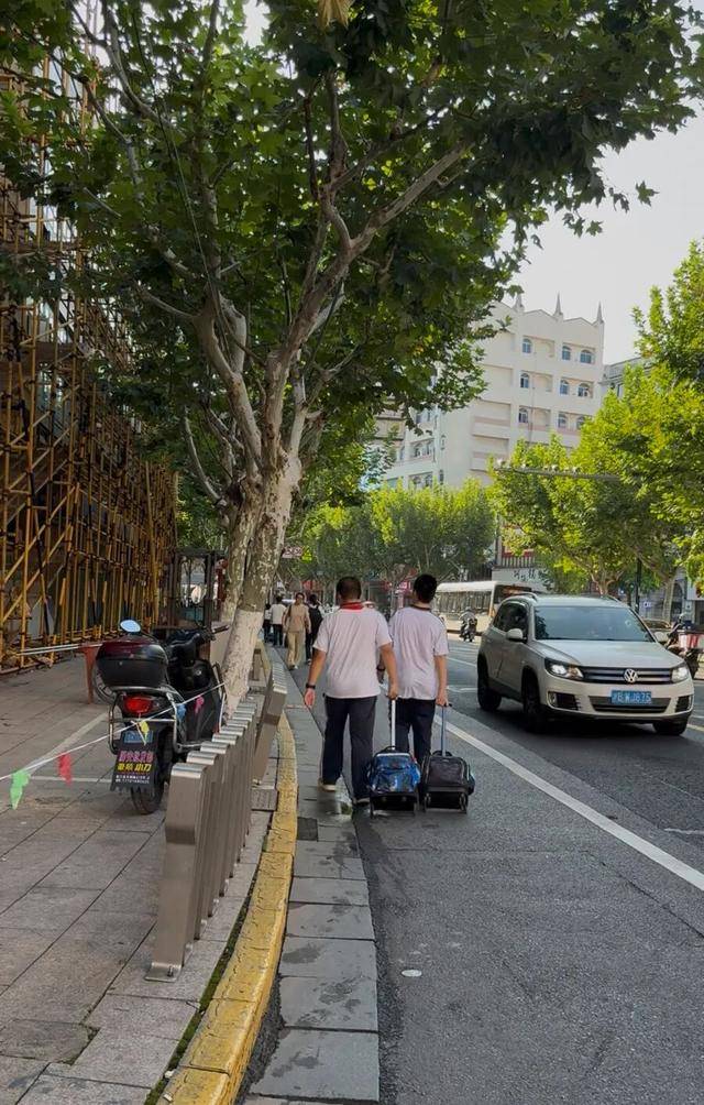 事发上海校门口！学生上学像闯关：夹缝中慢慢腾挪<strong></p>
<p>币泰虚拟币</strong>，与非机动车迎面对冲…家长担忧：何时是头