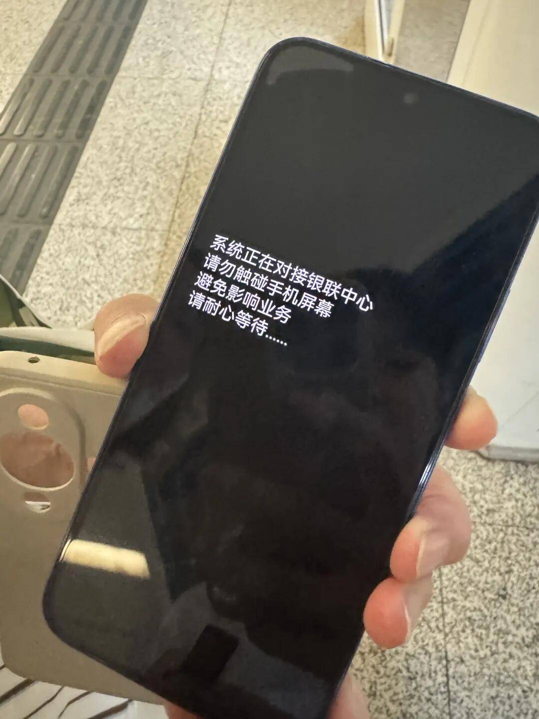 一根牙签“抢”回25万元！一老年乘客手机被“黑”<strong></p>
<p>虚拟币动画</strong>，地铁值班站长紧急取卡