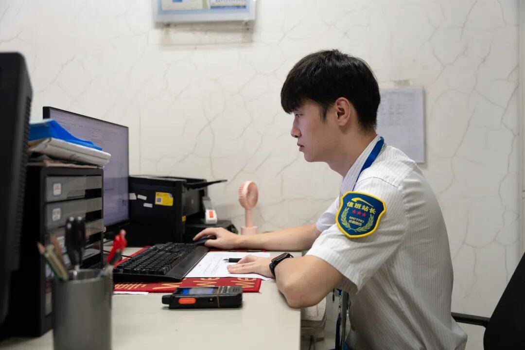 一根牙签“抢”回25万元！一老年乘客手机被“黑”<strong></p>
<p>虚拟币动画</strong>，地铁值班站长紧急取卡