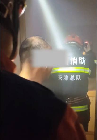 男子炖鸡后回卧室倒头就睡<strong></p>
<p>虚拟币动画</strong>，醒来身边站满消防员……