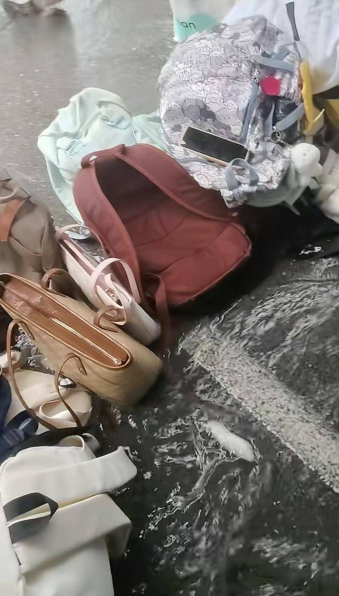 九江一教资考点多名考生存放的物品被暴雨淋湿损坏<strong></p>
<p>虚拟币动画</strong>，学校称将核实情况进行赔付