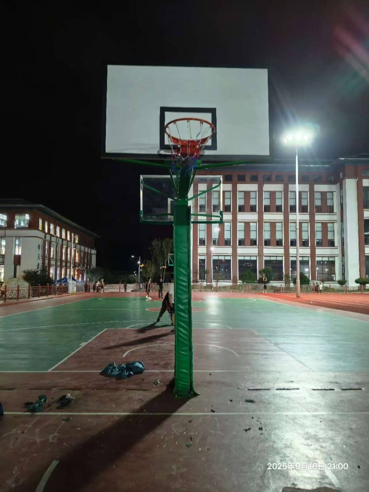 郑州178厘米大学生扣碎篮板<strong></p>
<p>菲乐虚拟币</strong>，校方：说明弹跳力好！学校出资购买新篮板，已安装好