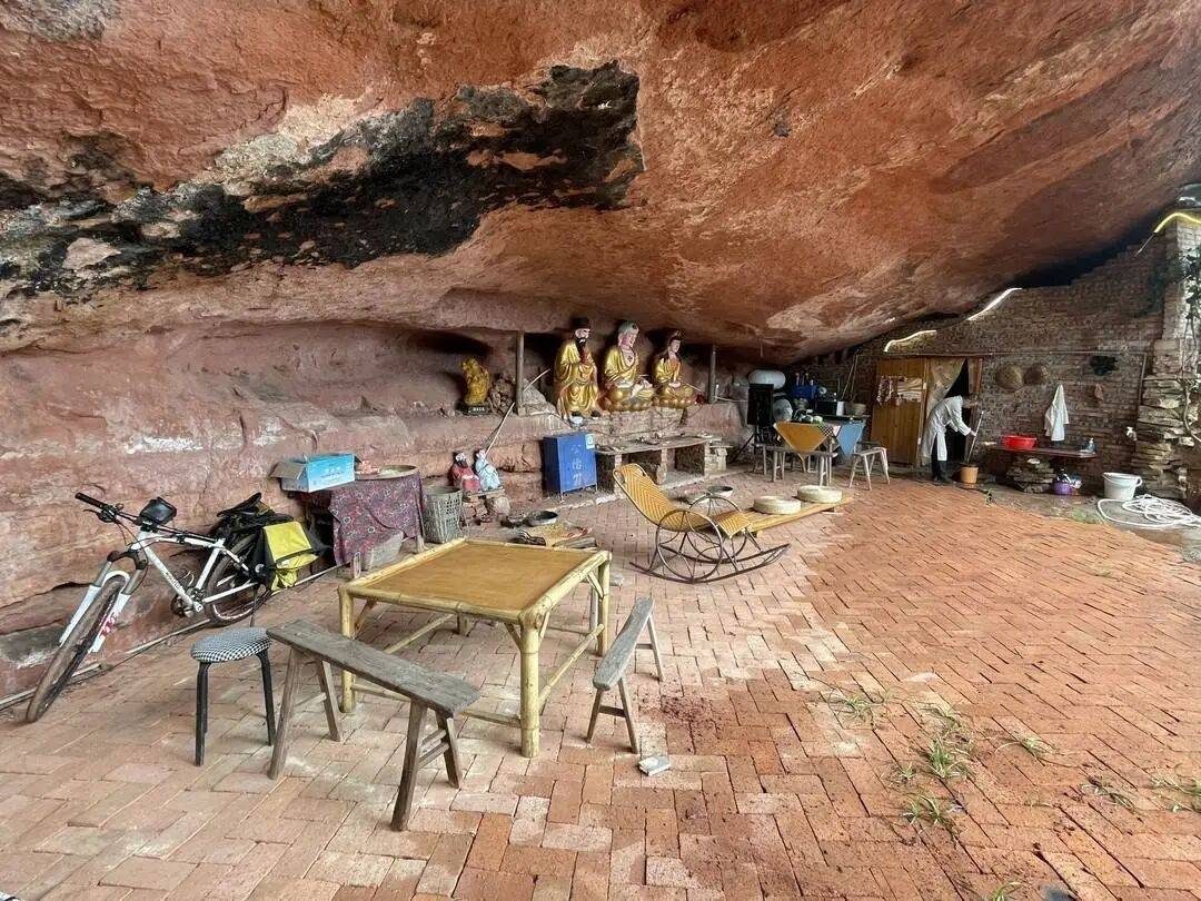 35岁男子欠债35万崖下洞居5年<strong></p>
<p>虚拟币锁金</strong>,水电气三通,月花数百,负责人称无规定明确禁止此行为