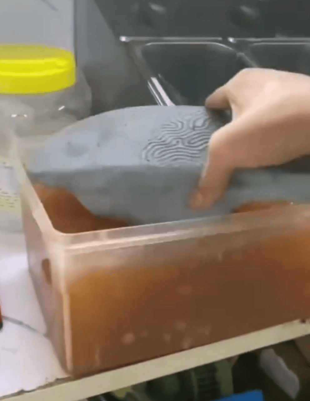 深圳一奶茶店员工脱下拖鞋放进小料盆<strong></p>
<p>虚拟币锁金</strong>,店长称其第一天上班已被警方带走 “贡茶总部”否认是加盟店