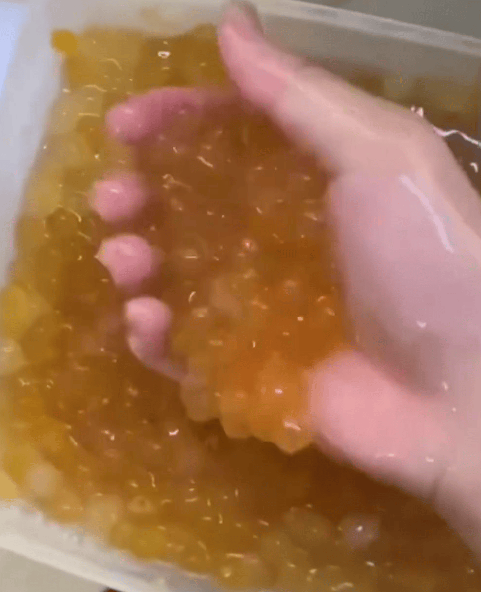 深圳一奶茶店员工脱下拖鞋放进小料盆<strong></p>
<p>虚拟币锁金</strong>,店长称其第一天上班已被警方带走 “贡茶总部”否认是加盟店