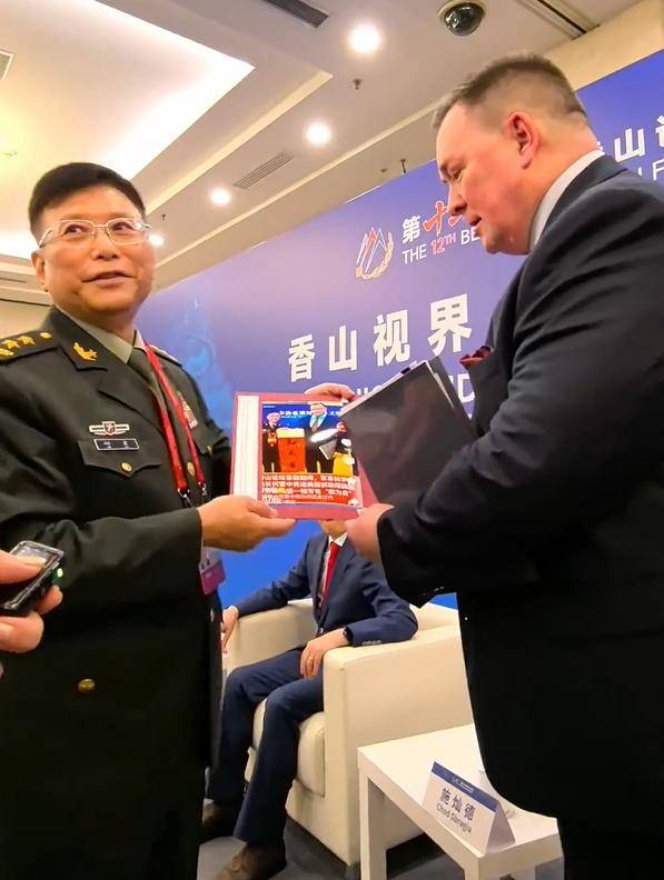 北京香山论坛召开<strong></p>
<p>虚拟币锁金</strong>，美方降级参会，中方赠送美代表一张照片，背后隐含何意？