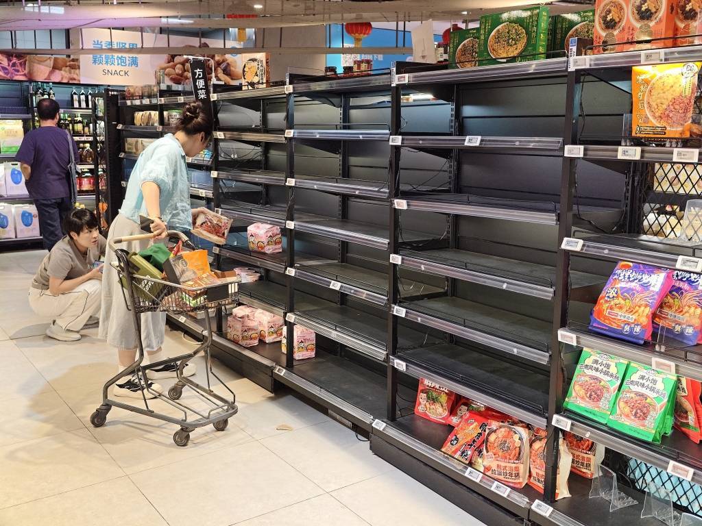 广州、深圳回应台风前蔬菜被“抢空”：储备充足<strong></p>
<p>虚拟币卖钱</strong>，“别担心！菜管够！”