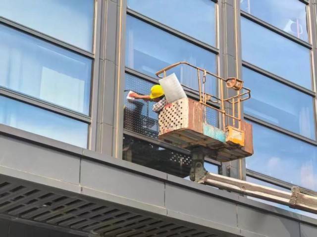 北京一座大厦楼下躺了14只鸟<strong></p>
<p>带虚拟币</strong>，12只已死亡！元凶竟是玻璃