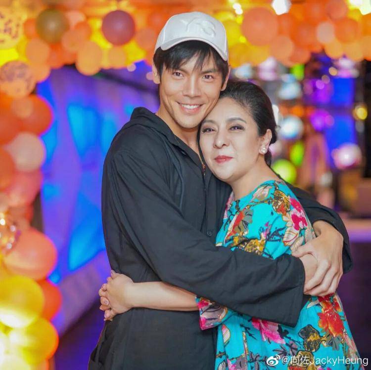 向太回应“向家破产”传闻:珠宝、豪宅都在<strong></p>
<p>带虚拟币</strong>,还养着1000多名员工;向佐力挺:说话的人请有点底线