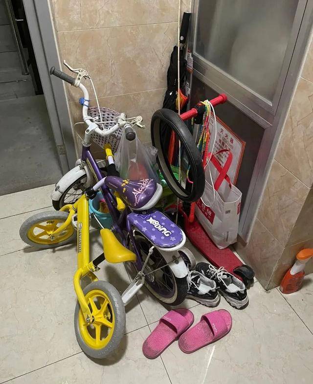 物业“不让门口放鞋子”<strong></p>
<p>带虚拟币</strong>,门口放鞋柜违法吗?