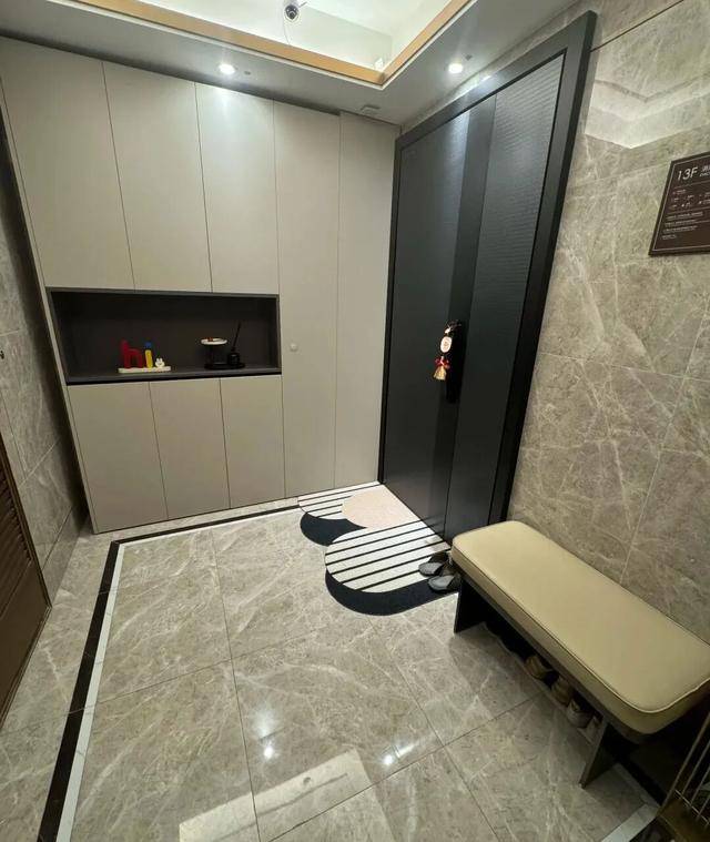 物业“不让门口放鞋子”<strong></p>
<p>带虚拟币</strong>,门口放鞋柜违法吗?